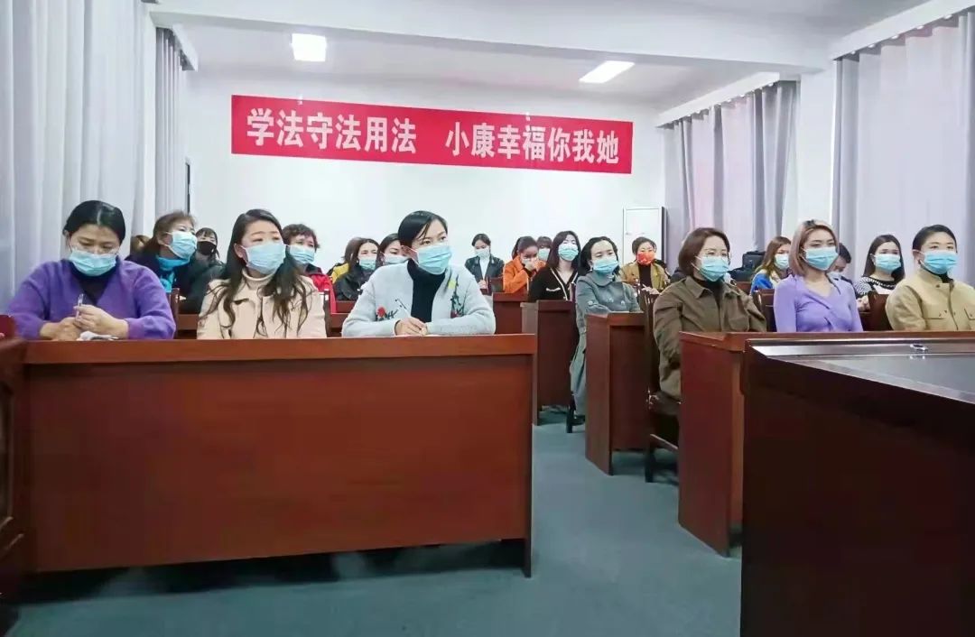 曹占妮为国企女职工开展法律维权知识专题讲座