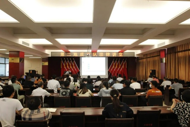 钟检长应邀赴省地质局第二地质大队开展法律讲堂活动
